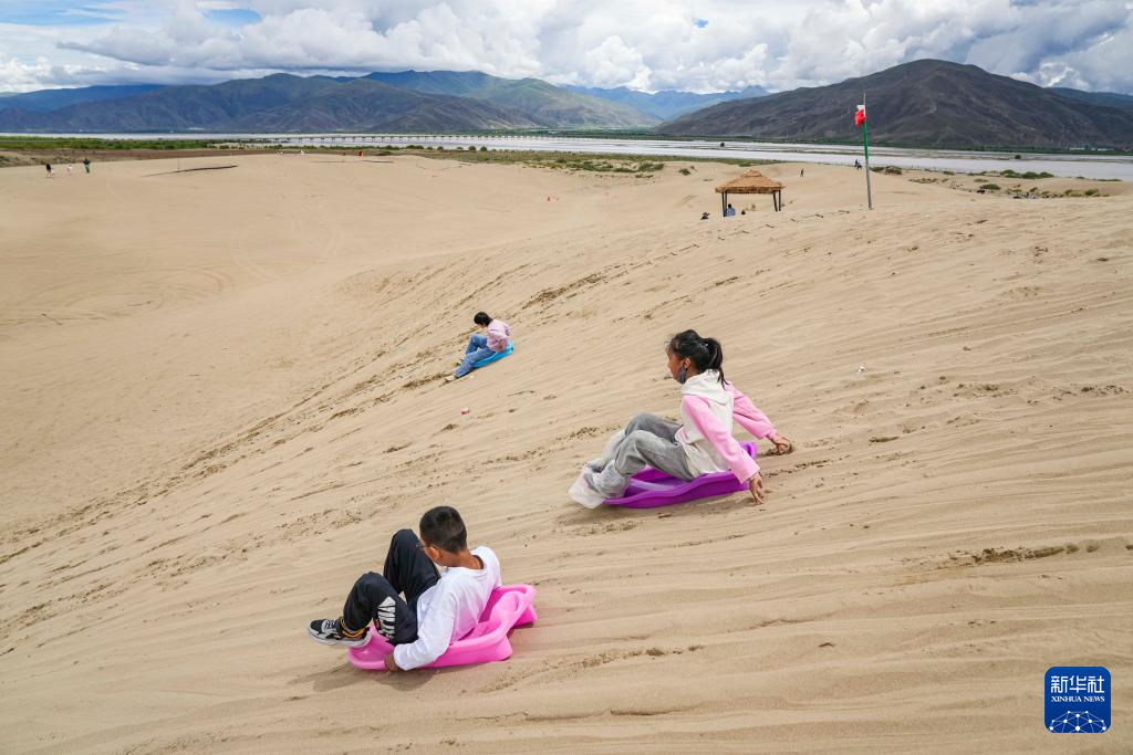 བོད་ལྗོངས་གྲ་ནང་རྫོང་གི་བྱེ་ཐང་སྤྱི་གླིང་གིས་ཡུལ་སྐོར་པ་བསུས།