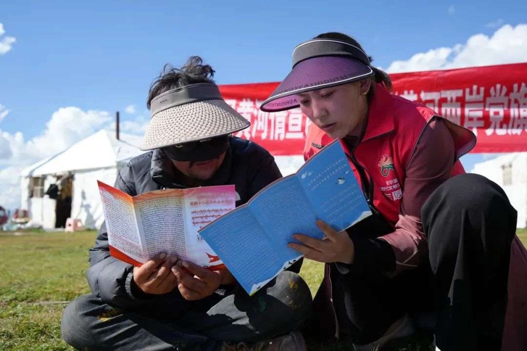 ཚང་འཛོམས་གྲོས་ཚོགས་ཀྱི་དགོངས་དོན་གཞི་རིམ་དུ་སྒྲོག་འགྲེལ་ལེགས་པོས་རྩ་བ་ཚུགས་སུ་བཅུག