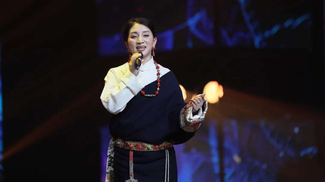 གཞས་མ་སྒྲོན་པེ་ཡི་གླུ་གཞས་ཆེད་ཚོགས་ཨ་མདོ་བརྙན་འཕྲིན་ནས་འཚོགས།