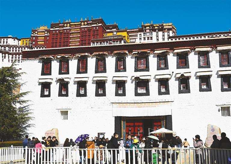རིན་མེད་ངང་མཛེས་པའི་བོད་ལྗོངས་སུ་ཡུལ་སྐོར་བྱེད།