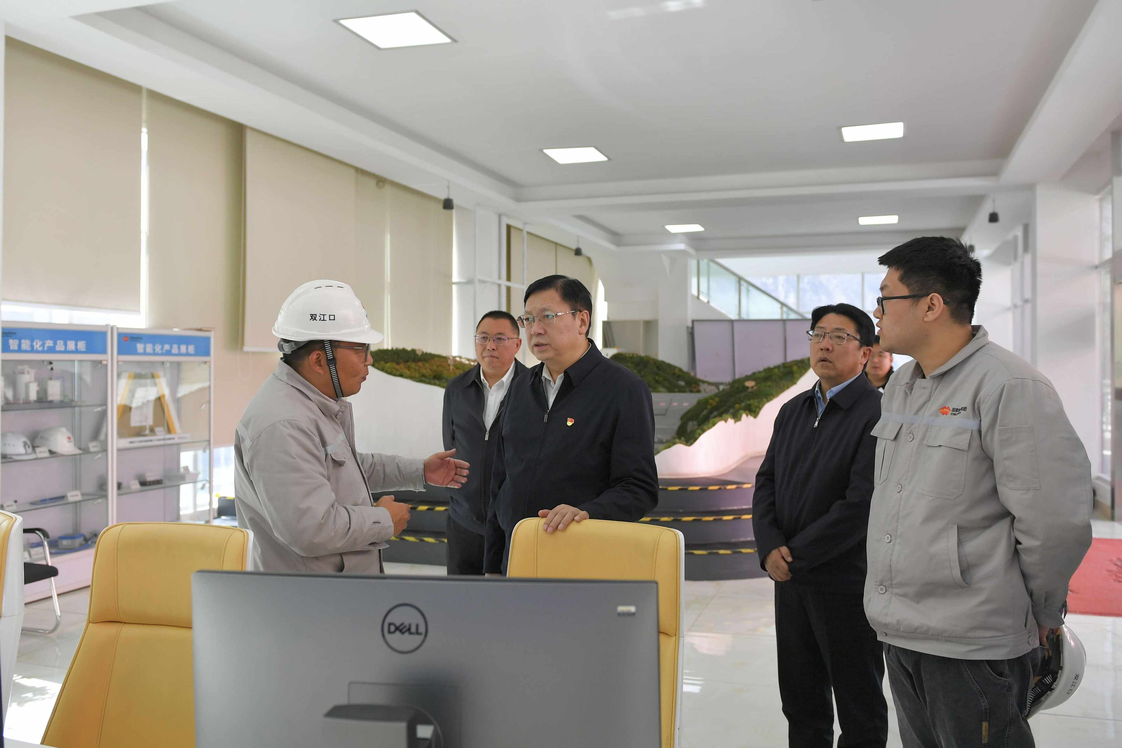 ལུའོ་ཀྲེན་ཧྭས་འབར་ཁམས་གྲོང་ཁྱེར་དང་ཆུ་ཆེན་རྫོང་དུ་ནགས་ཚལ་དང་རྩྭ་ཐང་གི་མེ་འགོག་མེ་གསོད་ལས་ཀར་ལྟ་སྐུལ་ཞིབ་བཤེར་མཛད།