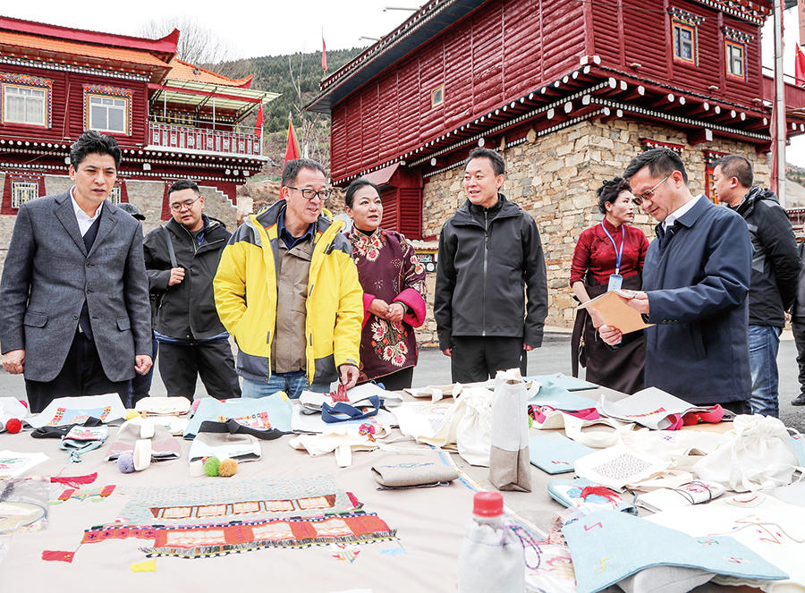 ཧྲེན་དབྱང་གིས་ཤར་ཕྱོགས་གསར་པ་སློབ་གསོ་ཚན་རྩལ་ཚོགས་པའི་རྐང་དཔོན་ཡུས་རྨིན་ཧུང་དང་མཇལ་འཕྲད་གནང་།