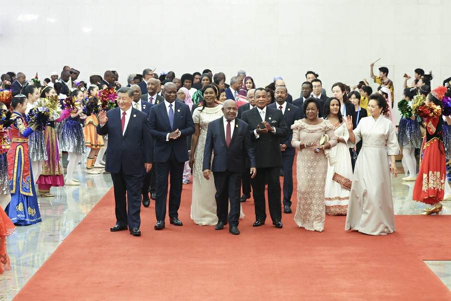 ཞི་ཅིན་ཕིང་དང་ལྕམ་ཕེང་ལི་ཡོན་རྣམ་གཉིས་ཀྱིས་ཀྲུང་ཧྥེ་མཉམ་ལས་གླེང་སྟེགས་ཀྱི་པེ་ཅིན་རྩེ་འཛོམས་གྲོས་ཚོགས་ལ་ཕེབས་པའི་རྒྱལ་སྤྱིའི་མགྲོན་པོ་ལ་དགའ་བསུ་ཞུ་བའི་གསོལ་སྟོན་བཤམས།