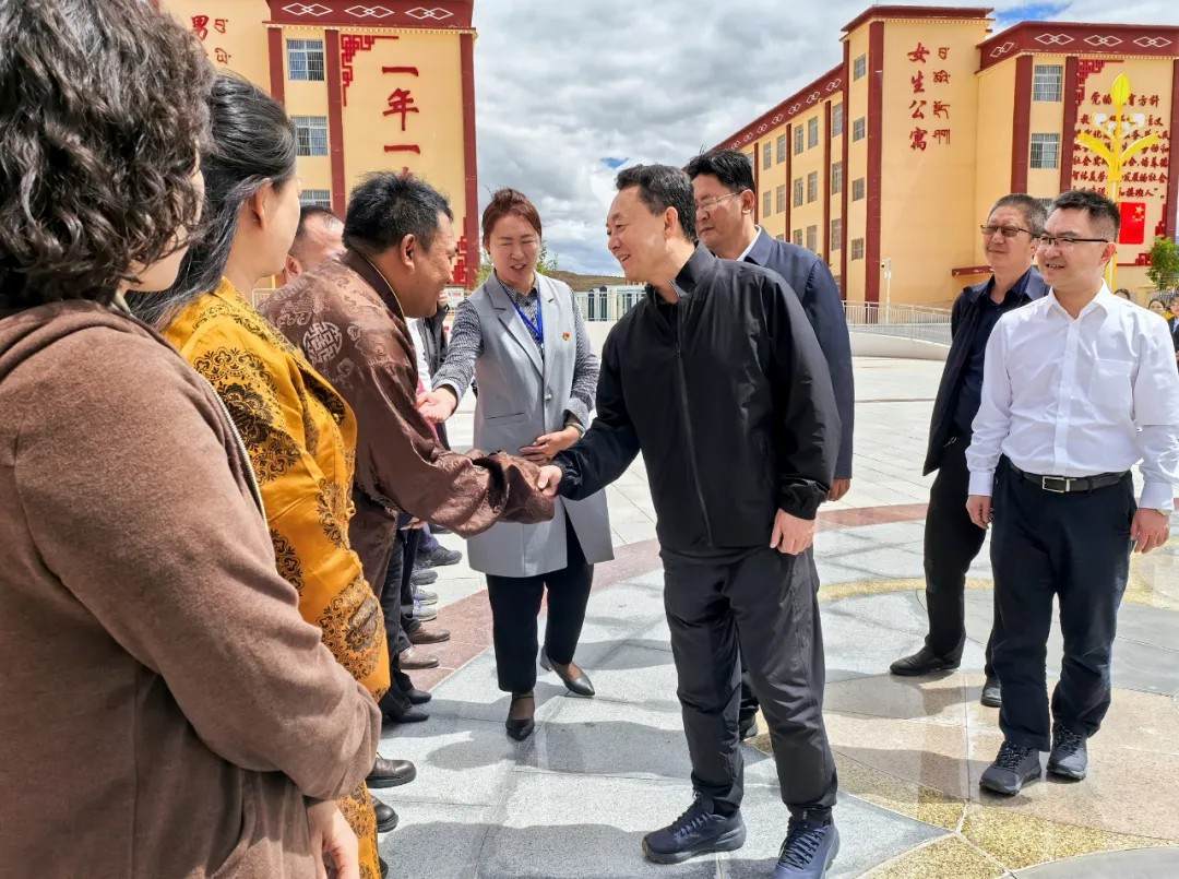 དཀར་མཛེས་ཁུལ་ཨུའི་ཧྲུའུ་ཅི་ཧྲེན་དབྱང་གིས་དགེ་རྒན་ཚོར་ཐུགས་རེ་འདི་འདྲ་གནང་འདུག