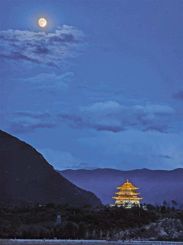 བོད་རང་སྐྱོང་ལྗོངས་ཀྱི་ས་གནས་ཁག་གིས་སྣ་མང་ཕུན་སུམ་ཚོགས་པའི་བྱེད་སྒོ་སྤེལ་ནས་ཟླ་མཆོད་དུས་ཆེན་ལ་རྟེན་འབྲེལ་ཞུས་པ།