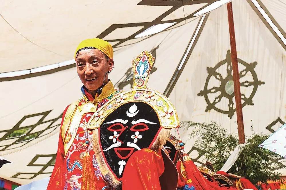 འབའ་ཐང་རྫོང་གིས་དགའ་དགའ་སྤྲོ་སྤྲོས་དབྱར་གནས་དུས་ཆེན་བསུས།