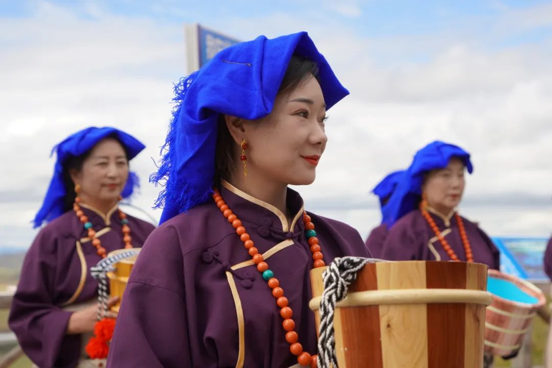 ཀྲུང་དབྱང་རླུང་འཕྲིན་བརྙན་འཕྲིན་སྤྱི་ཁྱབ་ལས་ཁུངས་རིག་རྩལ་ལེ་ཚན་ལྟེ་གནས་ཀྱིས་གཉེར་བའི《རི་ཀླུང་རི་མོ་བཞིན་མཛེས།》ཞེས་པའི་རོལ་དབྱངས་འདུ་ཚོགས་མཛོད་དགེ་རྫོང་དུ་སྤེལ།