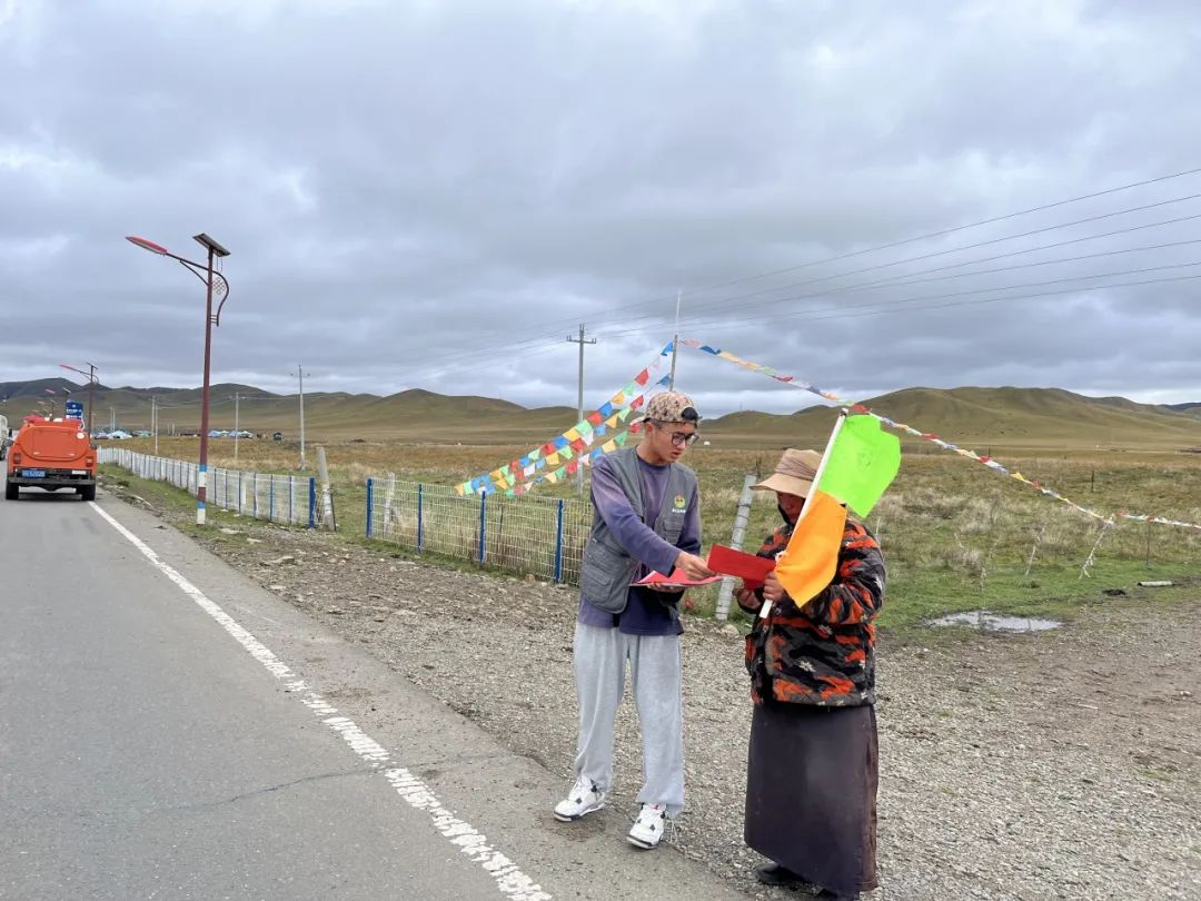 མཛོད་དགེ་རྫོང་ཐང་སྐོར་གྲོང་རྡལ་གྱིས་ནགས་ཚལ་དང་རྩྭ་ཐང་གི་མེ་འགོག་མེ་གསོད་དྲིལ་བསྒྲགས་སློབ་གསོའི་བྱེད་སྒོ་སྤེལ།
