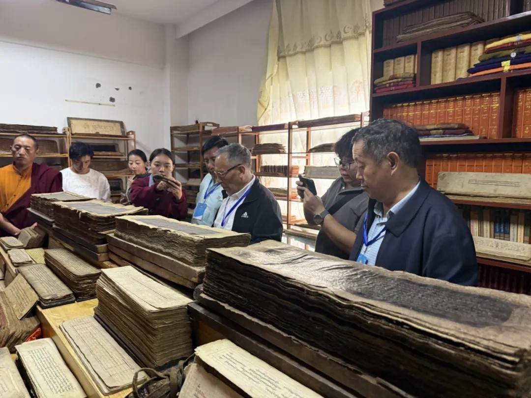 སི་ཁྲོན་ཞིང་ཆེན་བོད་ཡིག་དཔེ་རྙིང་བསྡུ་སྒྲིག་ཁང་བཙུགས་ནས་ལོ་འཁོར་བཅོ་ལྔ་ལོན་པར་རྟེན་འབྲེལ་དགའ་སྟོན་གྱི་མཛད་སྒོ་ཁྲེང་ཏུའུ་ནས་འཚོགས།