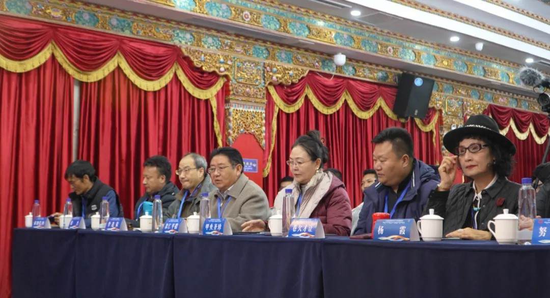 གེ་སར་སྒྲུང་པའི་བཞུགས་མོལ་ཚོགས་འདུ་འཚོགས་པ།