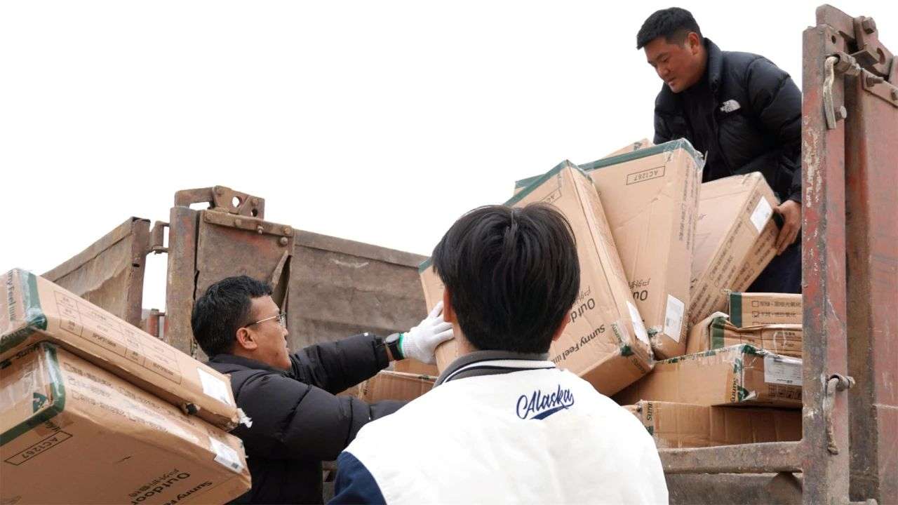 མཛོད་དགེ་རྫོང་གིས་གྲོང་སྡེ་རིམ་པར་རིག་གནས་སྒྲིག་ཆས་སྦྱིན་པའི་མཛད་སྒོ་སྤེལ།