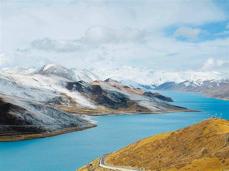 རབ་ཏུ་མཛེས་པའི་ཡར་འབྲོག་གཡུ་མཚོ།